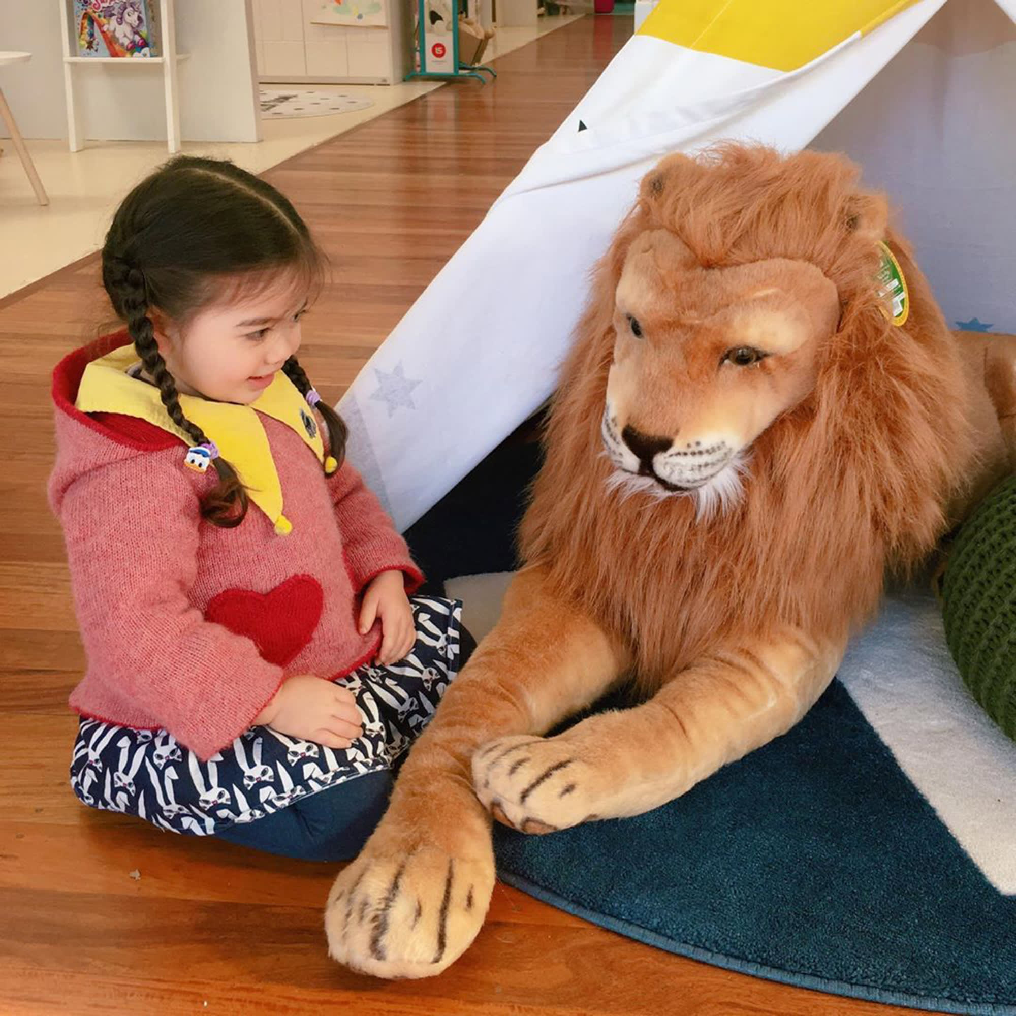 Giant lion deals soft toy